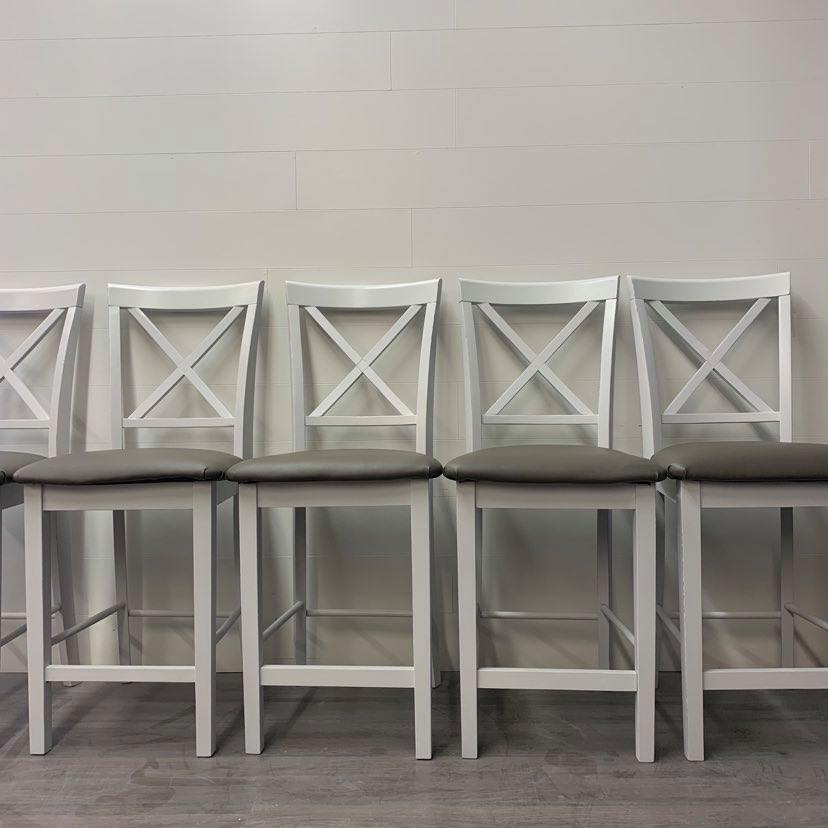 3 Rustic Farmhouse Style Bar Stools